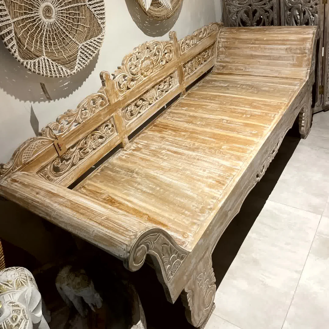 Sofá Entalhado em Teca - Patinado